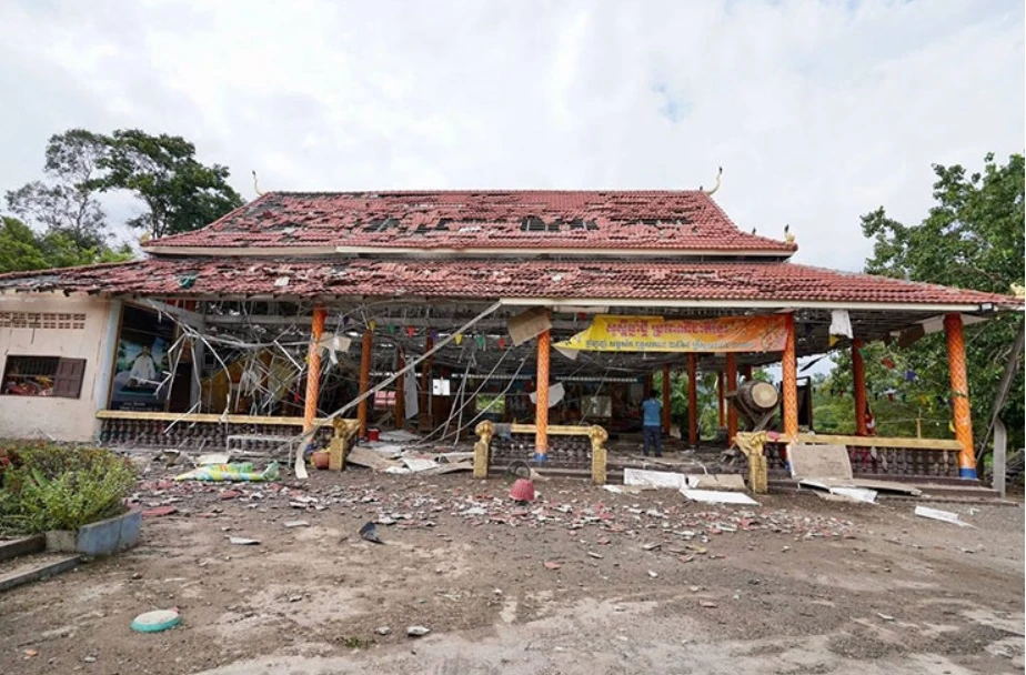 Campuchia đóng cửa gần 500 trường học, cấm bay qua vùng chiến sự