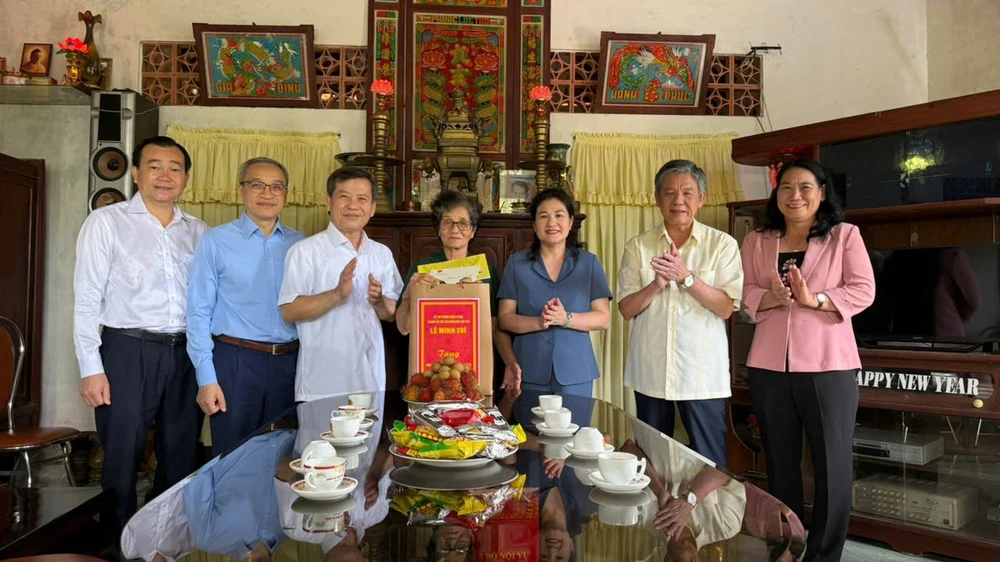 Chánh án TAND tối cao thăm, tặng quà gia đình chính sách tại Vĩnh Long