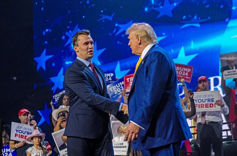 Tổng thống Trump ra lệnh treo cờ rủ sau khi đồng minh bị bắn chết