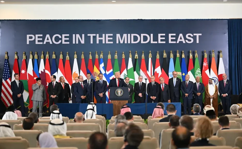 Tổng thống Trump và chuyến công du Trung Đông lấp lánh huân chương