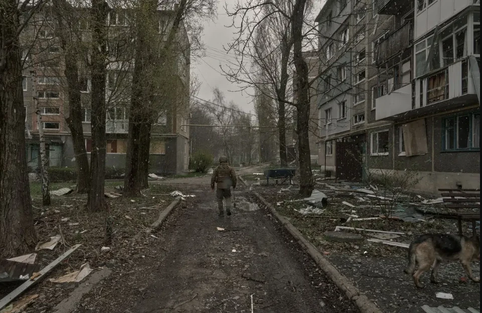 Chiến sự Nga-Ukraine 4-11: Kiev đánh lạc hướng Moscow ở Pokrovsk; Ukraine đánh sở chỉ huy phòng không S-400 Triumf ở Crimea