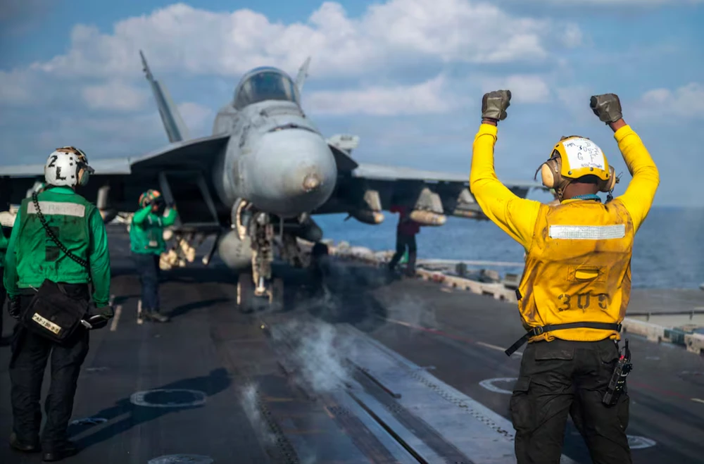 F/A-18E Super Hornet trên boong tàu USS Abraham Lincoln