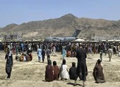 Thi thể người Afghanistan kẹt trong càng đáp vận tải cơ C-17 bay khỏi Kabul
