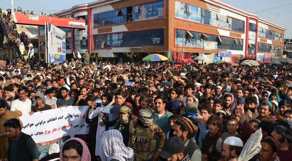 Người dân biểu tình phản đối các cuộc tấn công bằng tên lửa của Pakistan ở tỉnh Khost ngày 16-4. Ảnh: AFP