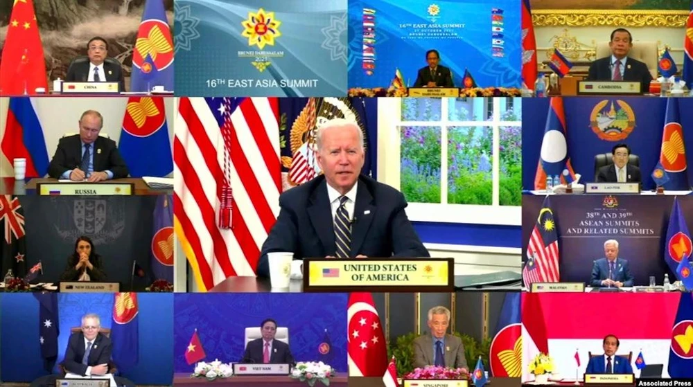 Tổng thống Mỹ Joe Biden (giữa) công bố ý tưởng về IPEF tại Hội nghị Thượng đỉnh Đông Á trực tuyến hồi tháng 10-2021. Ảnh: AP