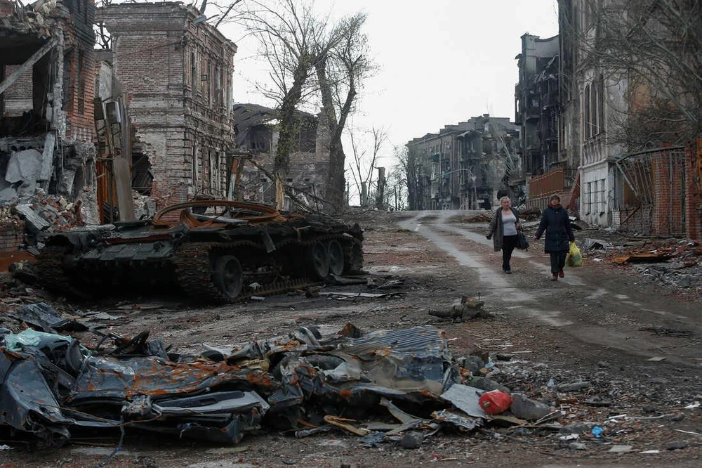 Cảnh đổ nát ở TP Mariupol, Ukraine hôm 22-4. Ảnh: REUTERS
