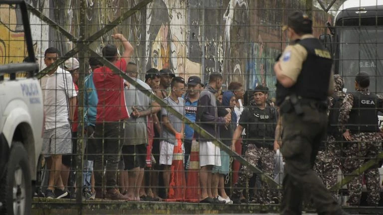 Các tù nhân bị bắt lại sau khi lợi dụng tình trạng hỗn loạn hôm 9-5 để bỏ trốn. Ảnh: AFP