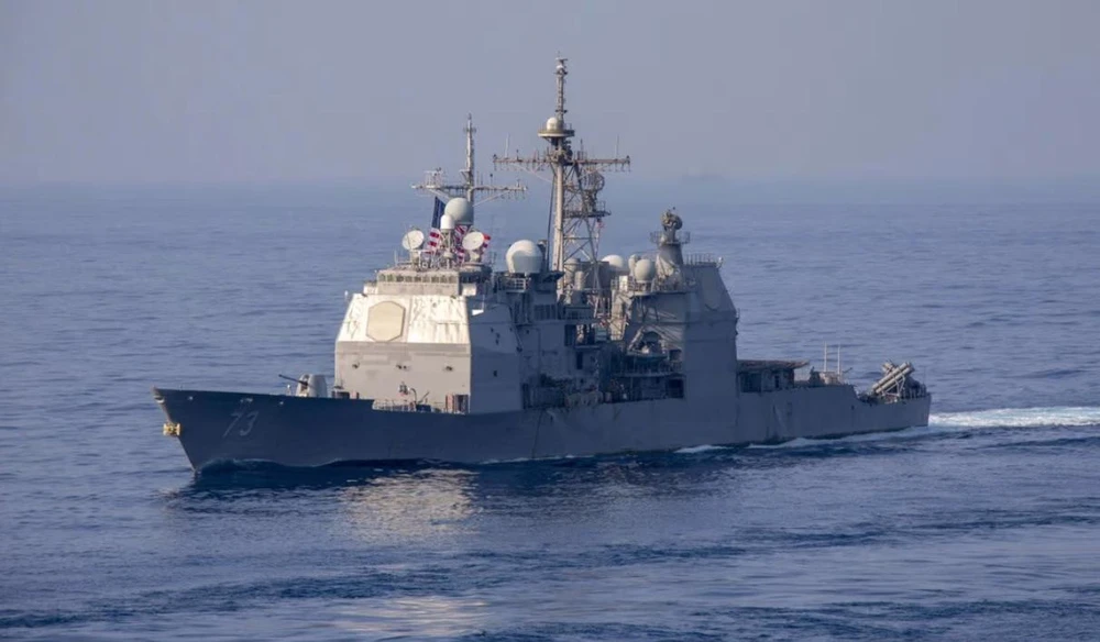 Tàu tuần dương USS Port Royal của Mỹ đi qua eo biển Đài Loan hôm 10-5. Ảnh: US NAVY