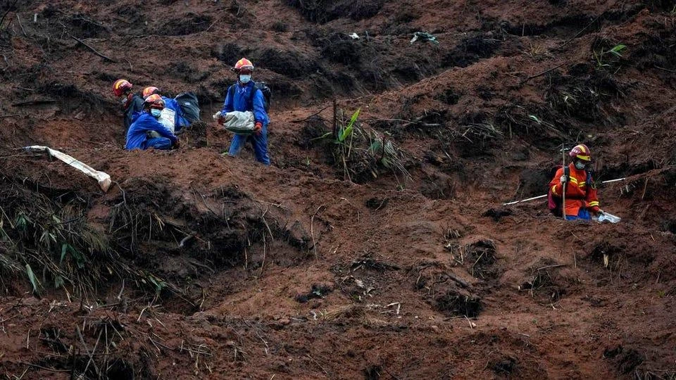 Lực lượng cứu hộ nỗ lực thực hiện công tác tìm kiếm gần khu vực máy bay rơi hồi tháng 3. Ảnh: AP