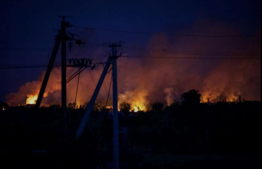 Nhiều nhà dân ở tỉnh Donetsk (miền đông Ukraine) bị cháy khi bị Nga pháo kích hôm 3-6. Ảnh: REUTERS