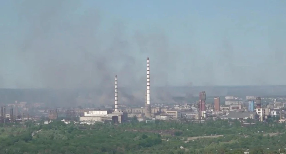 Khói đen bao trùm nhà máy hóa chất Azot ở TP Severodonetsk, tỉnh Luhansk, miền đông Ukraine. Ảnh: HANDOUT