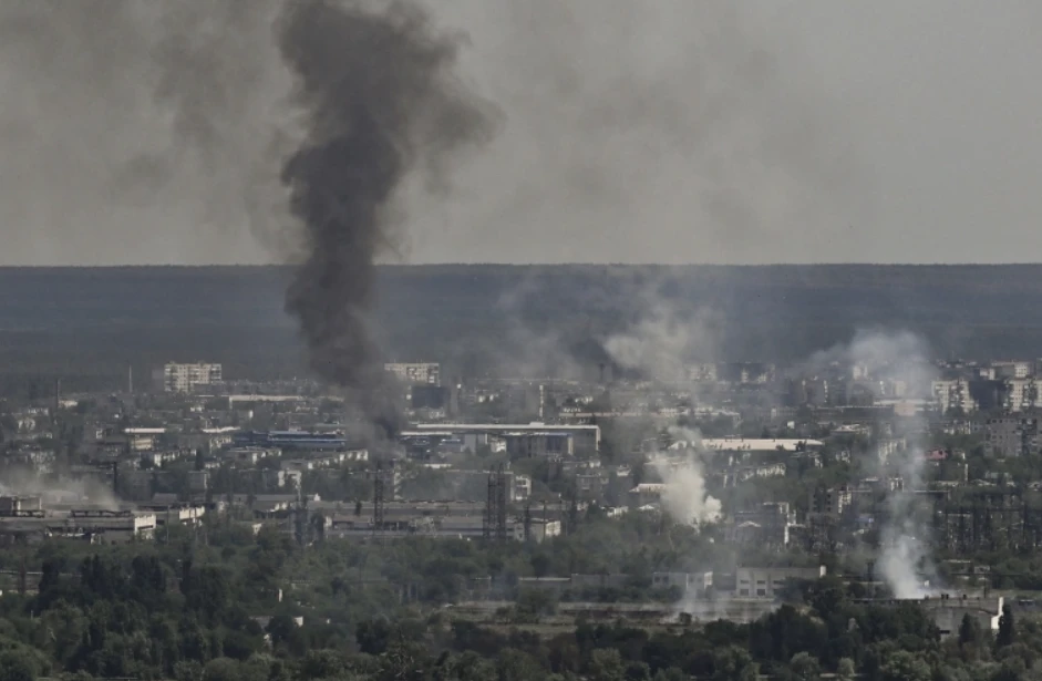 TP Severodonetsk (tỉnh Luhansk, miền đông Ukraine) chìm trong khói bụi khi hai bên Moscow-Kiev giao tranh quyết liệt. Ảnh: AFP