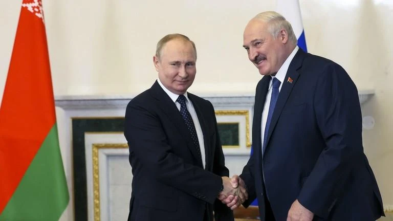 Tổng thống Belarus - ông Alexander Lukashenko (phải) và người đồng cấp Nga Vladimir Putin. Ảnh: AP
