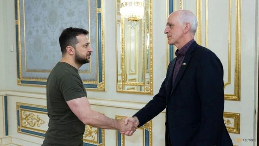 Tổng thống Ukraine - ông Volodymyr Zelensky (trái) và Hạ nghị sĩ Adam Smith - Chủ tịch Ủy ban Quân vụ Hạ viện Mỹ. Ảnh: REUTERS