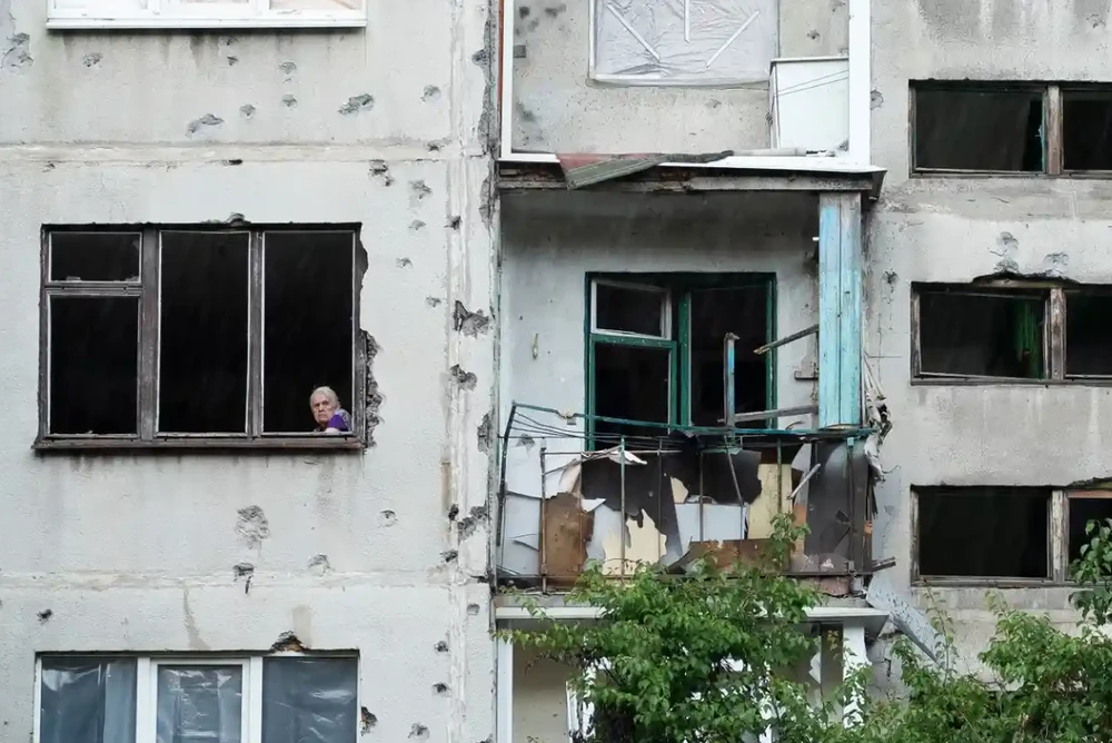 Một chung cư ở TP Sloviansk (tỉnh Donetsk, miền đông Ukraine) bị hư hại nặng do Nga pháo kích. Ảnh: THE GUARDIAN