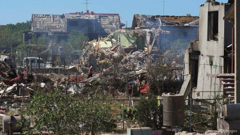 Đống đổ nát sau trận pháo kích của Nga ở TP Odessa (Ukraine) ngày 26-7. Ảnh: AP