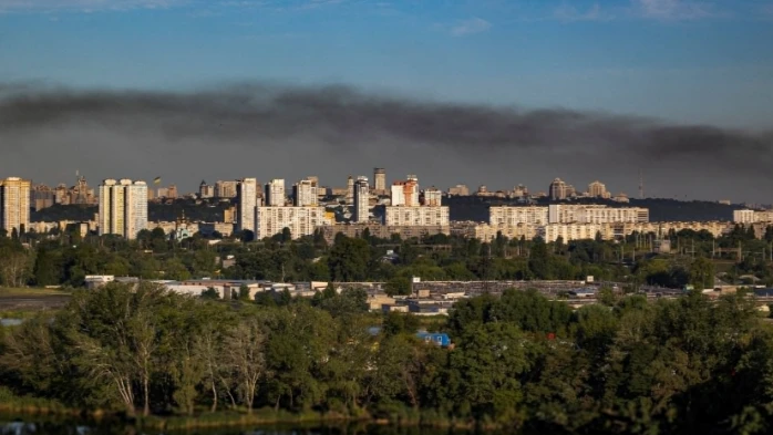 Khói đen bao trùm vùng ngoại ô Kiev (Ukraine) sau khi bị Nga nã tên lửa ngày 28-7. Ảnh: REUTERS