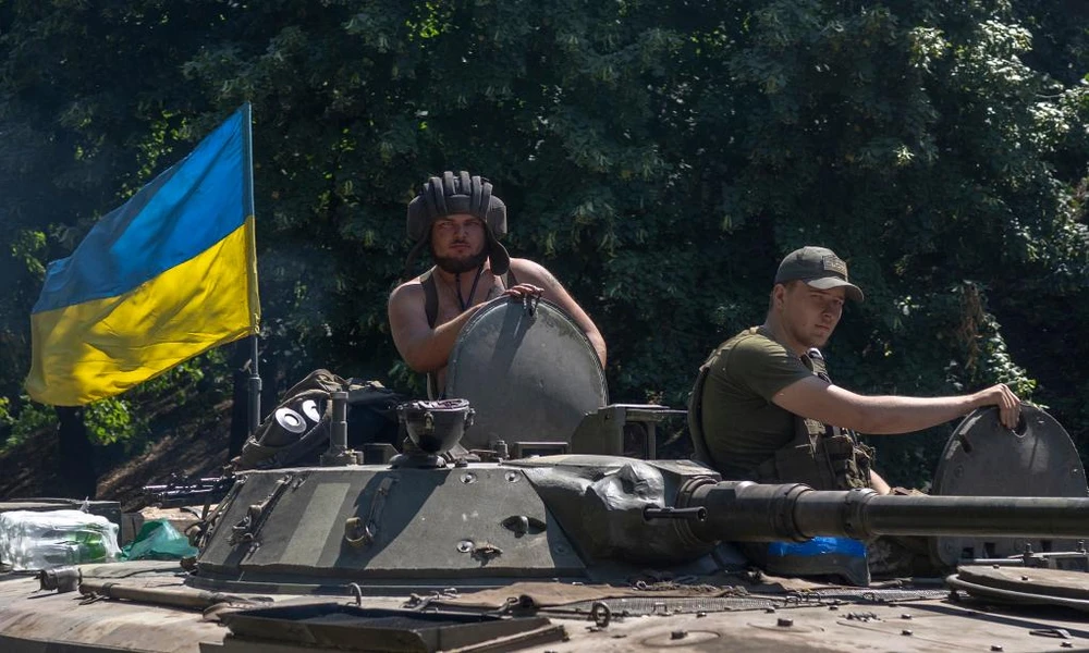 Lính Ukraine trên xe thiết giáp ở chiến trường Donbass (miền đông Ukraine) hôm 31-7. Ảnh: AFP