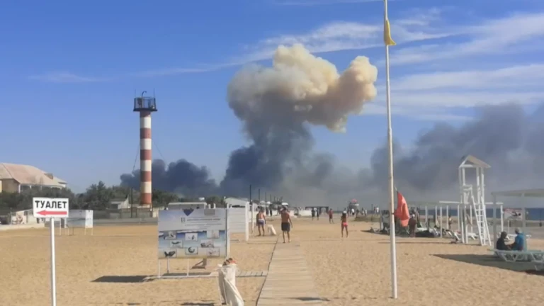 Khói đen bốc lên sau vụ loạt vụ nổ ở căn cứ không quân Saki (gần TP Novofedorovka, bán đảo Crimea) của Nga. Ảnh: RT