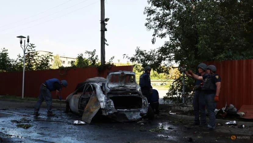 Xe ô tô bị hỏng nặng sau trận pháo kích của Nga vào TP Kharkiv (Ukraine) ngày 8-8. Ảnh: REUTERS