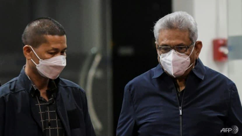 Cựu Tổng thống Sri Lanka - ông Gotabaya Rajapaksa (phải) đã đến Thái Lan ngày 11-8. Ảnh: AFP