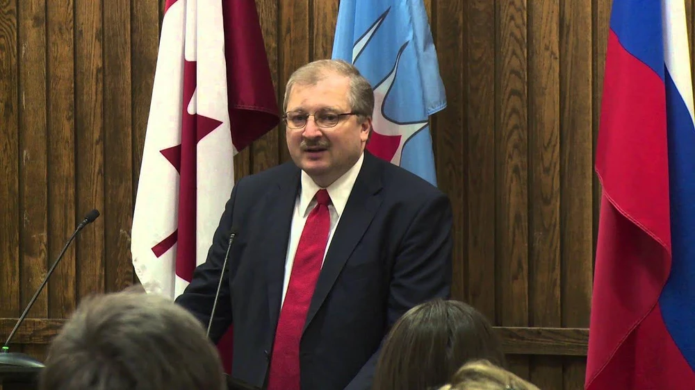 Ông Alexander Darchiev - Vụ trưởng Vụ Bắc Mỹ thuộc Bộ Ngoại giao Nga. Ảnh chụp màn hình video ĐH Carleton (Canada)