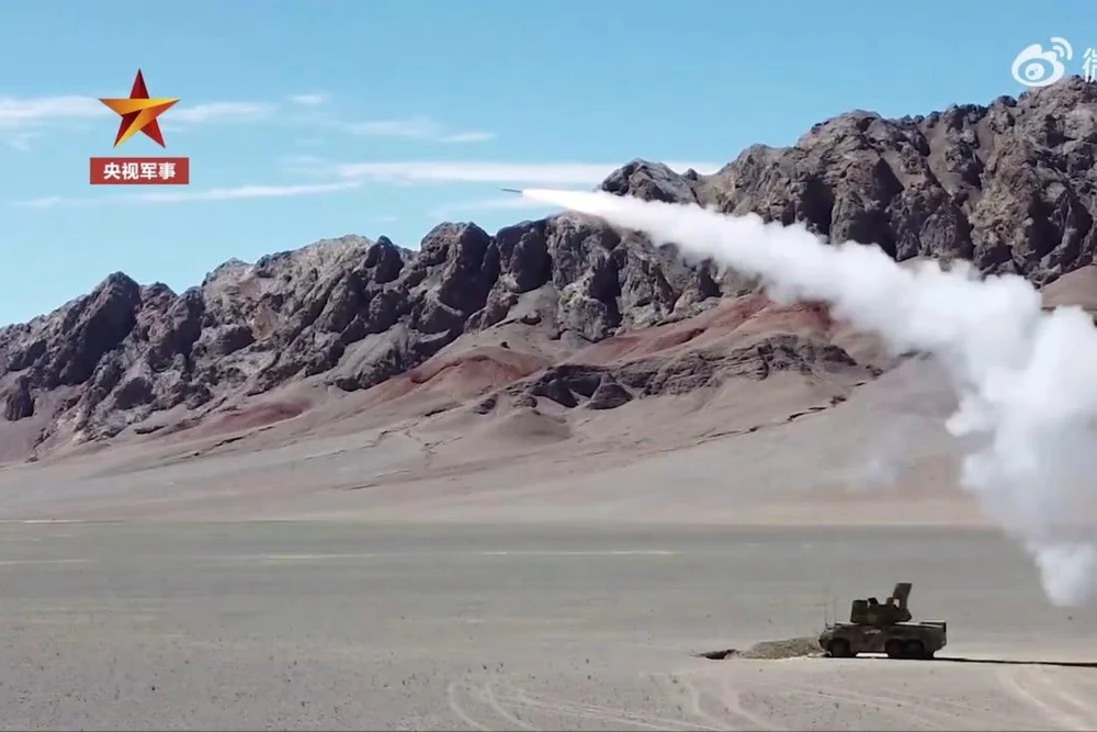 Trung Quốc tập trận bắn đạn thật và thử nghiệm tên lửa mới (được cho là HQ-17A) tại Tân Cương. Ảnh: CCTV
