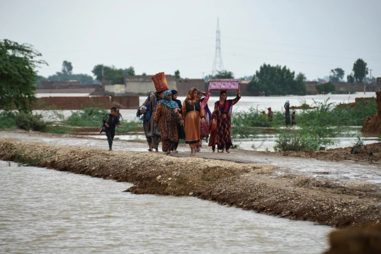 Phụ nữ và trẻ em tại Bolochistan phải di chuyển tới vùng cao hơn để tránh lũ. ẢNH: REUTERS