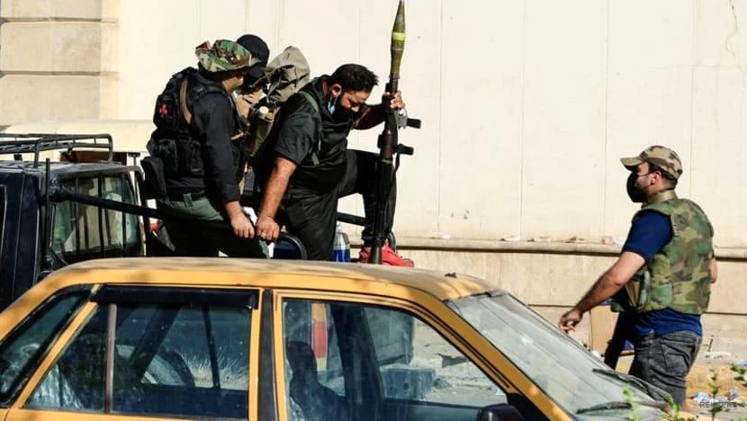 Những người biểu tình ủng hộ ông Moqtada al-Sadr xung đột với lực lượng an ninh Iraq gần Vùng Xanh, thủ đô Baghdad (Iraq) ngày 30-8. Ảnh: REUTERS