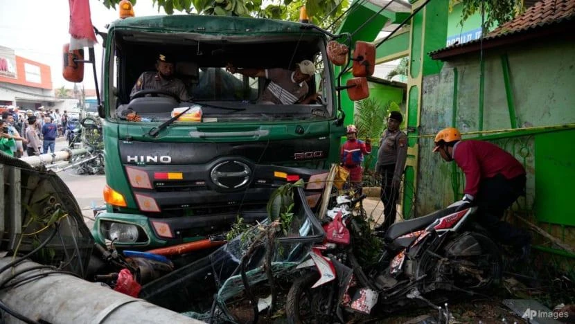 Cảnh sát dọn dẹp các mảnh vỡ sau vụ tai nạn giao thông ở thành phố Bekasi (Indonesia) ngày 31-8. Ảnh: AP