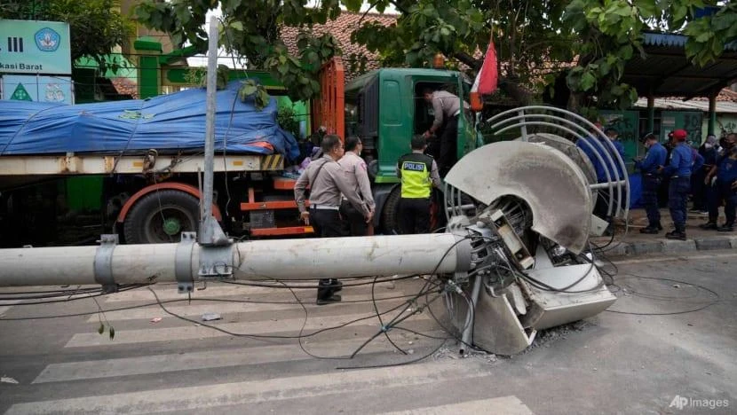 Cảnh sát làm việc tại hiện trường một vụ tai nạn giao thông ở thành phố Bekasi (Indonesia) ngày 31-8. Ảnh: AP