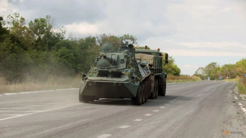 Phương tiện quân sự Ukraine rời TP Bakhmut, tỉnh Donetsk (vùng Donbass, miền đông Ukraine). Ảnh: REUTERS