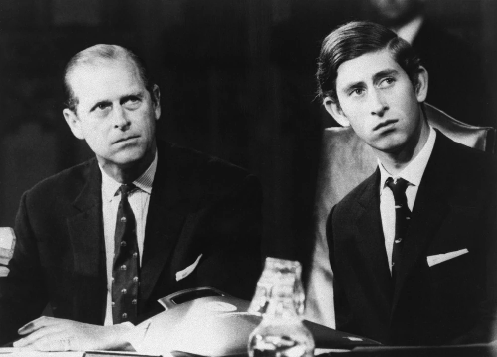 Thái tử Charles tham dự một hội nghị với cha mình vào tháng 11-1970. Ảnh: CNN