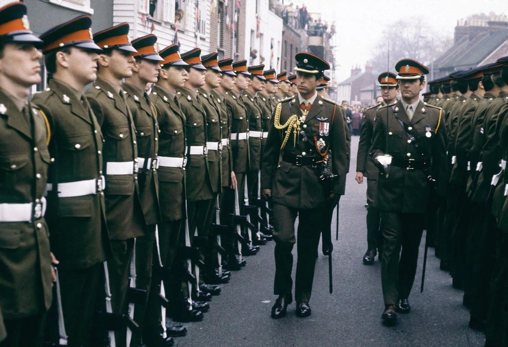 Thái tử Charles, với tư cách là đại tá, đến thăm Trung đoàn Cheshire ở thành phố Canterbury (Anh) vào tháng 11-1978. Ông phục vụ trong Hải quân Hoàng gia từ năm 1971 đến năm 1976. Đến năm 2012, Nữ hoàng Elizabeth II đã bổ nhiệm ông cấp bậc 5 sao danh dự trong hải quân, lục quân và không quân Anh. Ảnh: CNN