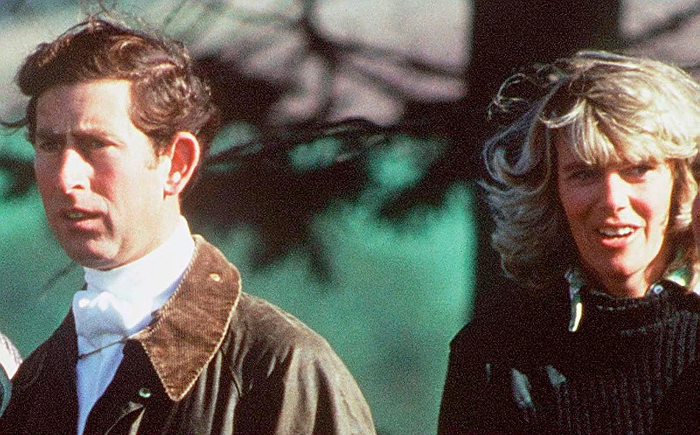 Thái tử Charles và bà Camilla Parker-Bowles được nhìn thấy cùng nhau vào khoảng năm 1979. Họ hẹn hò vào những năm 1970 và cuối cùng sẽ kết hôn vào năm 2005. Đó là cuộc hôn nhân thứ hai của cả hai. Ảnh: CNN