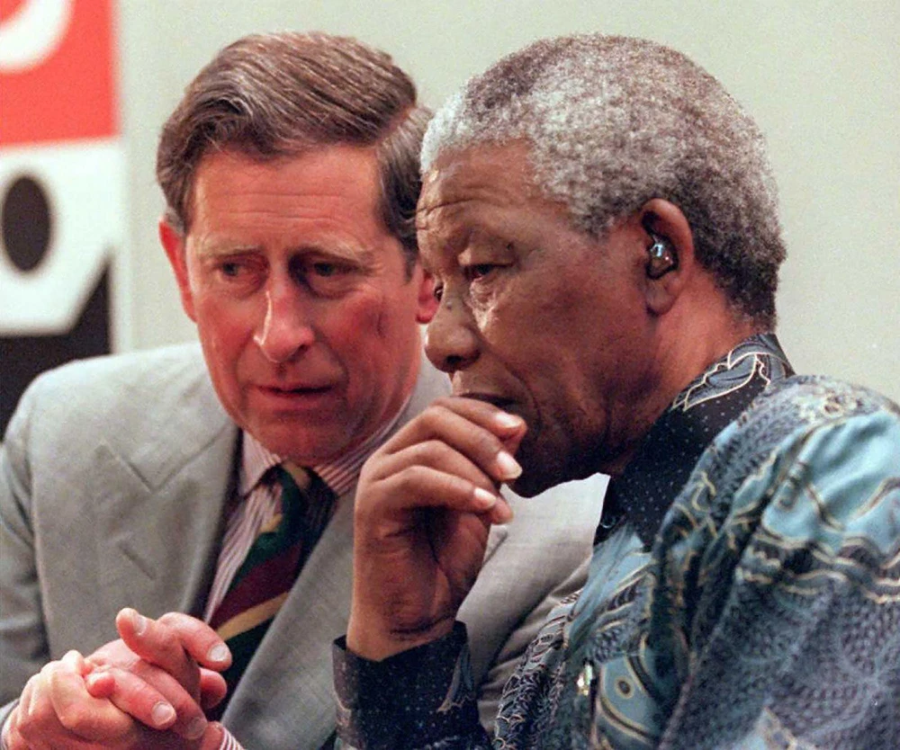 Tổng thống Nam Phi Nelson Mandela hội đàm với Thái tử Charles tại London vào tháng 7-1996. Ảnh: AFP