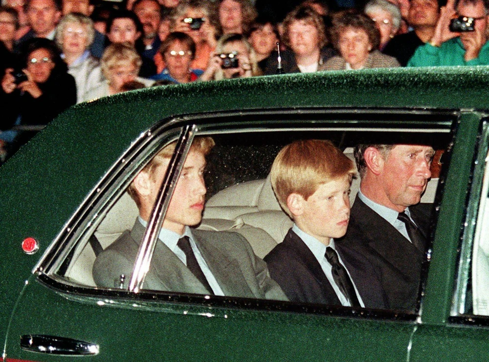 Thái tử Charles và các con trai đi theo xe tang của Công nương Diana ở London vào tháng 9-1997. Ảnh: AFP