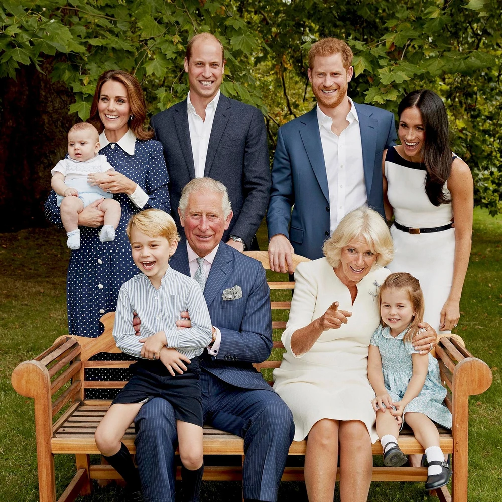 Thái tử chụp ảnh cùng các thành viên trong gia đình để đánh dấu sinh nhật lần thứ 70 của mình. Ảnh: AP