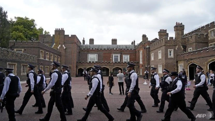 Các nhân viên cảnh sát diễu hành qua Tòa án Friary tại Cung điện St James ở London vào ngày 9-9, một ngày sau khi Nữ hoàng Elizabeth II qua đời. Ảnh: AFP Các nhân viên cảnh sát diễu hành qua Tòa án Friary tại Cung điện St James ở London vào ngày 9-9, một ngày sau khi Nữ hoàng Elizabeth II qua đời. Ảnh: AFP