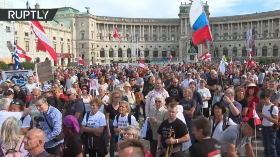 Người dân Áo biểu tình ở thủ đô Vienna ngày 10-9. ẢNH: RUPTLY