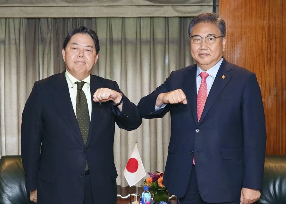 Bộ trưởng Bộ Ngoại giao Nhật Yoshimasa Hayashi (trái) và Bộ trưởng Ngoại giao Hàn Quốc Park Jin hội đàm tại thành phố New York (Mỹ) vào ngày 19-9. Ảnh: BỘ NGOẠI GIAO NHẬT