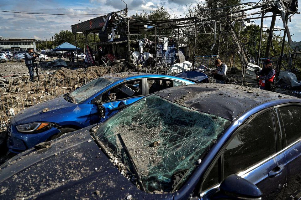 Đống đổ nát sau trận pháo kích của Nga ở tỉnh Zaporizhia (Ukraine) ngày 23-9. Ảnh: REUTERS