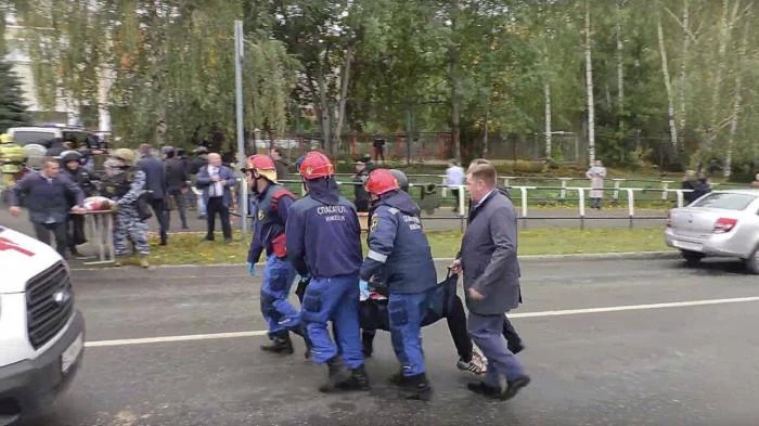 Nhân viên cứu hộ tại hiện trường vụ xả súng. ẢNH: REUTERS.