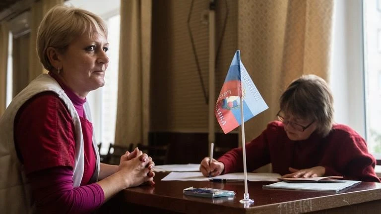Người dân tỉnh Luhansk (Ukraine) đi bỏ phiếu trưng cầu dân ý sáp nhập vào Nga. Ảnh: SPUTNIK