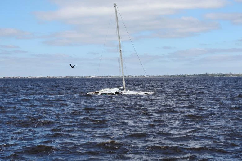 Một chiếc thuyền bị nhấn chìm trong nước ở Punta Gorda. Ảnh: REUTERS