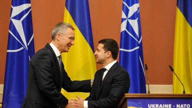 Tổng thư ký NATO Jens Stoltenberg (bên trái) và Tổng thống Ukraine Volodymyr Zelensky (bên phải) trong 1 cuộc gặp tại Ukraine năm 2019. ẢNH: GETTY IMAGES
