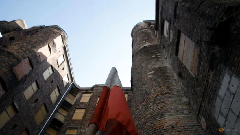 Một tòa nhà bị hư hại trong Thế chiến 2 được chụp ở thủ đô Warsaw (Ba Lan) ngày 26-4-2019. Ảnh: REUTERS