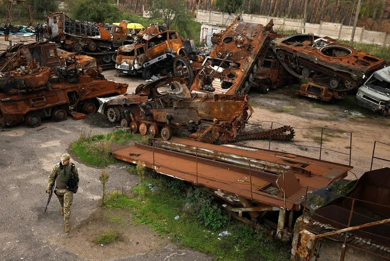 Nhiều xe tăng và xe bọc thép Nga bị quân Ukraine phá hủy tại tỉnh Donetsk ngày 5-10. Ảnh: REUTERS