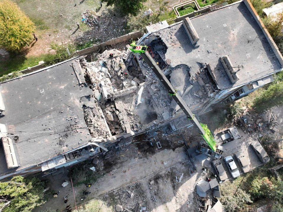 Tòa dân cư bị hư hại nặng sau trận pháo kích của Nga vào tỉnh Mykolaiv (Ukraine) ngày 13-10. Ảnh: HANDOUT