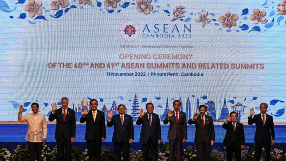 Các nhà lãnh đạo các nước thành viên ASEAN tại Hội nghị Cấp cao ASEAN lần thứ 40, 41 diễn ra ở thủ đô Phnom Penh (Campuchia). Ảnh: AFP